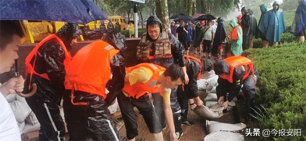 安陽(yáng)益和熱力集團(tuán)30人搶險(xiǎn)隊(duì)逆流而上，奮戰(zhàn)在抗洪一線(xiàn)