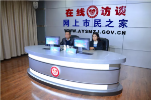 公司董事長(zhǎng)、總經(jīng)理?xiàng)钣婪遄隹汀对诰€訪談》欄目